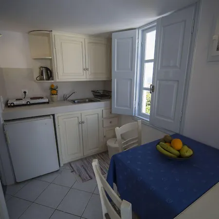 Aparthotel Ianthe & 4*