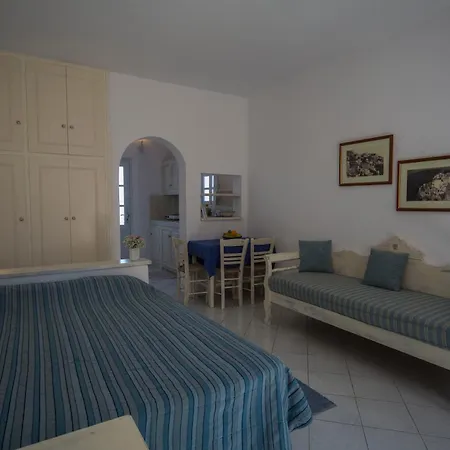 Ianthe & Aparthotel Oia (Santorini)