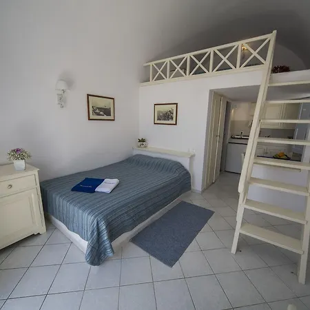 Ianthe & Aparthotel Oia (Santorini)